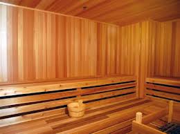 Ambiente de sauna seca (sauna finlandesa) revestido com madeira