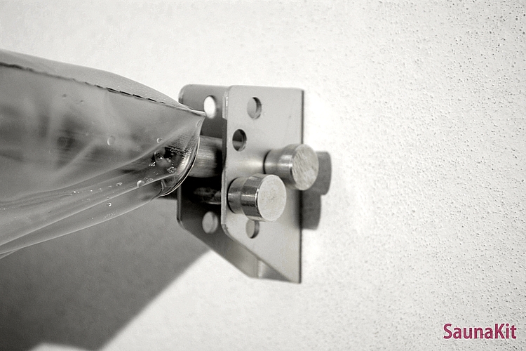 Detalhe do suporte com a cabine travada na posição de banho Detalhe do suporte com a cabine travada na posição de banho