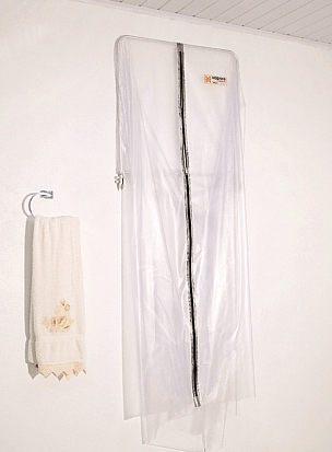 Detalhe da cabine individual levantada e travada para cima, rente à parede Detalhe da cabine individual levantada e travada para cima, rente à parede